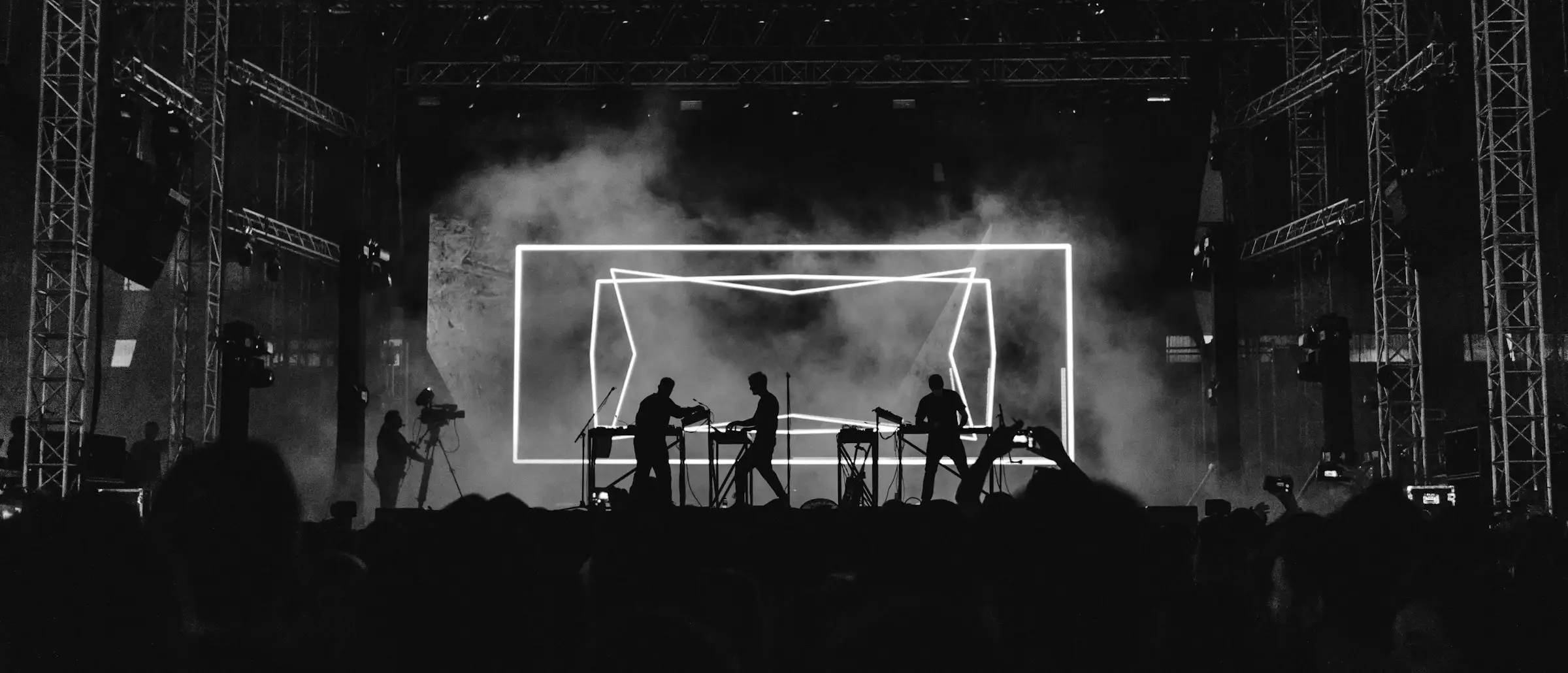 Band auf der Bühne im Gegenlicht