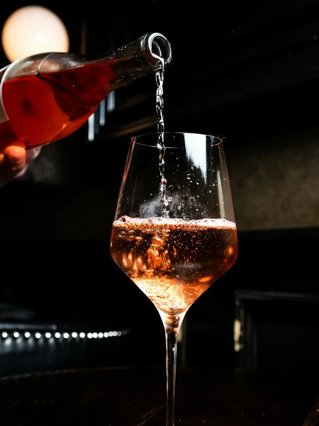 Wein wird in ein Glas eingeschenkt