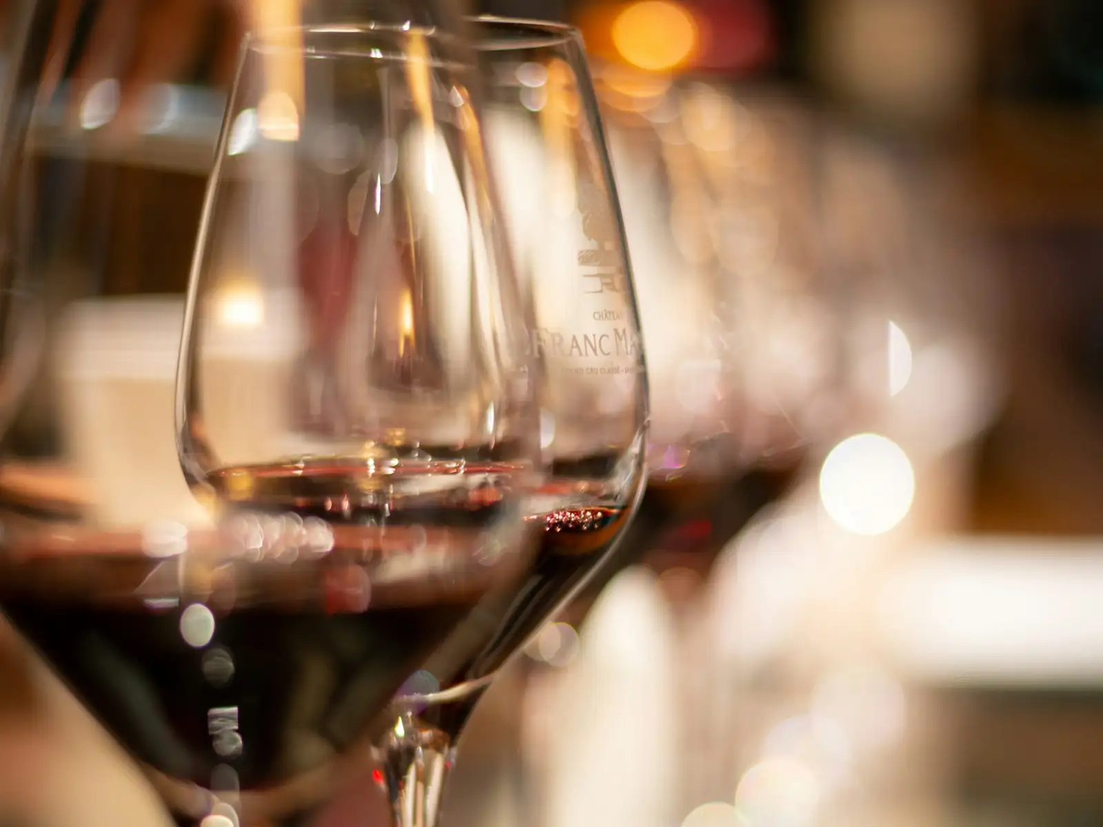 Gläser mit Rotwein vor warmem Licht am Abend